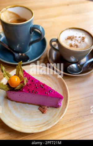 Zwei Kaffee mit rosa Kuchen Stockfoto