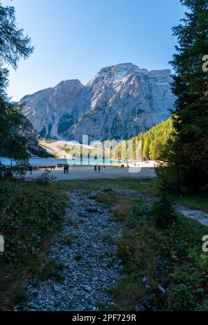 Braies Lake in den Dolomiten Sudtirol, Italien. Der See ist von einem Wald umgeben, der für seine malerischen Wanderwege berühmt ist. Stockfoto