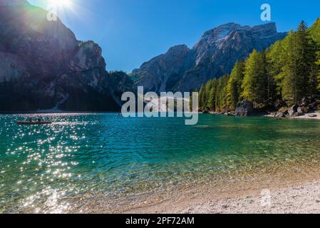 Braies Lake in den Dolomiten Sudtirol, Italien. Der See ist von einem Wald umgeben, der für seine malerischen Wanderwege berühmt ist. Stockfoto