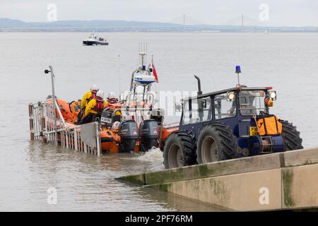 Das Rettungsboot wird aufs Meer geworfen, aber ein Traktor Stockfoto