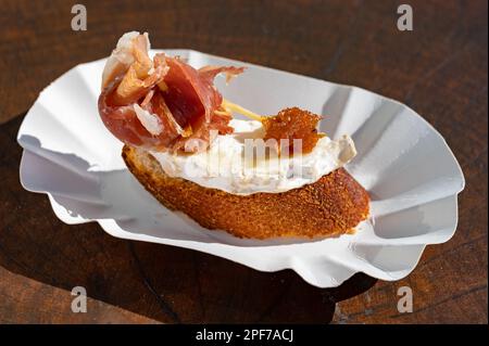 Typischer Mini-Burger-Snack aus dem Baskenland, Pinchos oder Pinxtos, kleines Stück Brot mit verschiedenen Belägen, serviert in der Bar in San-Sebastian oder Bilba Stockfoto