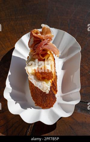 Typischer Mini-Burger-Snack aus dem Baskenland, Pinchos oder Pinxtos, kleines Stück Brot mit verschiedenen Belägen, serviert in der Bar in San-Sebastian oder Bilba Stockfoto