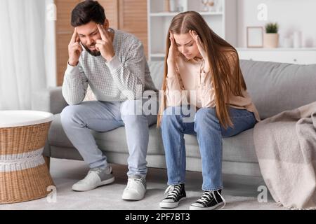 Irritiertes junges Paar mit lautem Lärm zu Hause Stockfoto