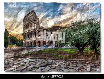 Italien, Rom - Sonnenuntergang hinter dem Kolosseum, dem berühmtesten römischen Wahrzeichen Stockfoto