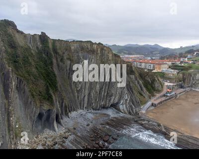 Blick auf steil geneigte Schichten von Flysch-geologischer Formation an der Atlantikküste bei Zumaia bei Ebbe, Baskenland, Spanien Stockfoto
