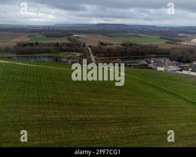 Panoramablick aus der Luft auf die bewölkte Landschaft, hügelige Weinberge in der Nähe des Champagnerdorfes Ay gran Cru bei Epernay, Weinproduktion in Frankreich Stockfoto