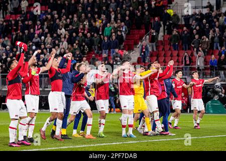 ALKMAAR, NIEDERLANDE - MÄRZ 16: Spieler von AZ Alkmaar feiern den Sieg in der Runde der 16. Leg 2 - UEFA Europa Conference League Match zwischen AZ Alkmaar und SS Lazio am 16. März 2023 im AZ Stadion in Alkmaar, Niederlande (Foto von Patrick Goosen/Orange Pictures) Stockfoto