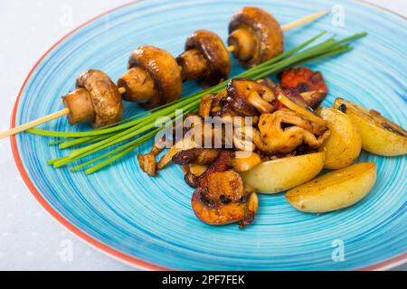 Verschiedene gebratene Pilze mit Kartoffeln Stockfoto