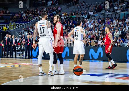 Madrid, Madrid, Spanien. 16. März 2023. Nicolo Melli (EA7 Emporio Armani Olimpia Milano) und Vincent Poirier (Real Madrid) während des Basketballspiels zwischen Real Madrid und EA7 Emporio Armani Olimpia Milano, gültig für den Spieltag 29 der Euroleague, gespielt am Donnerstag, den 16. März 2023 im Wizink Center in Madrid (Kreditbild: © Alberto Gardin/ZUMA Press Wire) NUR ZUR REDAKTIONELLEN VERWENDUNG! Nicht für den kommerziellen GEBRAUCH! Stockfoto