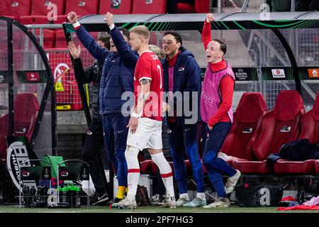 ALKMAAR, NIEDERLANDE - MÄRZ 16: Spieler von AZ Alkmaar feiern den Sieg in der Runde der 16. Leg 2 - UEFA Europa Conference League Match zwischen AZ Alkmaar und SS Lazio am 16. März 2023 im AZ Stadion in Alkmaar, Niederlande (Foto von Patrick Goosen/Orange Pictures) Stockfoto