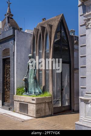 Buenos Aires, Argentinien - 6. Februar 2023: Berühmtes Grab von Liliana Crociati de Szaszak auf dem Friedhof La Recoleta Stockfoto