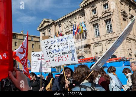 Marseille, Frankreich. 15. März 2023. Ein Protestteilnehmer hält während einer Demonstration ein Plakat. Die französischen Gewerkschaften haben eine 8.-tägige Aktion gegen die Rentenreform der französischen Regierung gefordert, mit der das Rentenalter von 62 auf 64 Jahre angehoben werden soll. Die Polizei schätzt für diesen 8. Tag die Zahl der Demonstranten, die auf den Straßen von Marseille marschieren, auf 7.000, während die Gewerkschaften sie auf 160.000 schätzen. Das Innenministerium berichtet von 480.000 Demonstranten auf den Straßen Frankreichs, während die Gewerkschaften mehr als 1,7 Millionen Kredit beanspruchen: SOPA Images Limited/Alamy Live News Stockfoto