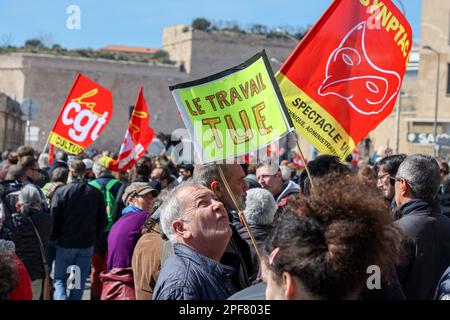 Marseille, Frankreich. 15. März 2023. Ein Protestteilnehmer hält während einer Demonstration ein Plakat. Die französischen Gewerkschaften haben eine 8.-tägige Aktion gegen die Rentenreform der französischen Regierung gefordert, mit der das Rentenalter von 62 auf 64 Jahre angehoben werden soll. Die Polizei schätzt für diesen 8. Tag die Zahl der Demonstranten, die auf den Straßen von Marseille marschieren, auf 7.000, während die Gewerkschaften sie auf 160.000 schätzen. Das Innenministerium berichtet von 480.000 Demonstranten auf den Straßen Frankreichs, während die Gewerkschaften mehr als 1,7 Millionen Kredit beanspruchen: SOPA Images Limited/Alamy Live News Stockfoto