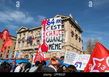 Marseille, Frankreich. 15. März 2023. Ein Protestteilnehmer hält während einer Demonstration ein Plakat. Die französischen Gewerkschaften haben eine 8.-tägige Aktion gegen die Rentenreform der französischen Regierung gefordert, mit der das Rentenalter von 62 auf 64 Jahre angehoben werden soll. Die Polizei schätzt für diesen 8. Tag die Zahl der Demonstranten, die auf den Straßen von Marseille marschieren, auf 7.000, während die Gewerkschaften sie auf 160.000 schätzen. Das Innenministerium berichtet von 480.000 Demonstranten auf den Straßen Frankreichs, während die Gewerkschaften mehr als 1,7 Millionen Kredit beanspruchen: SOPA Images Limited/Alamy Live News Stockfoto