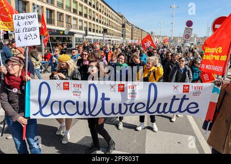 Marseille, Frankreich. 15. März 2023. Demonstranten halten während einer Demonstration Flaggen und Banner. Die französischen Gewerkschaften haben eine 8.-tägige Aktion gegen die Rentenreform der französischen Regierung gefordert, mit der das Rentenalter von 62 auf 64 Jahre angehoben werden soll. Die Polizei schätzt für diesen 8. Tag die Zahl der Demonstranten, die auf den Straßen von Marseille marschieren, auf 7.000, während die Gewerkschaften sie auf 160.000 schätzen. Das Innenministerium berichtet von 480.000 Demonstranten auf den Straßen Frankreichs, während die Gewerkschaften mehr als 1,7 Millionen Kredit beanspruchen: SOPA Images Limited/Alamy Live News Stockfoto