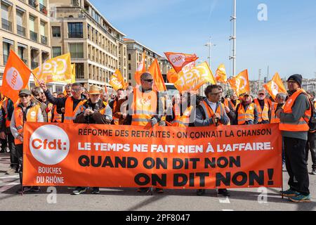 Marseille, Frankreich. 15. März 2023. Demonstranten halten während einer Demonstration Flaggen und Banner. Die französischen Gewerkschaften haben eine 8.-tägige Aktion gegen die Rentenreform der französischen Regierung gefordert, mit der das Rentenalter von 62 auf 64 Jahre angehoben werden soll. Die Polizei schätzt für diesen 8. Tag die Zahl der Demonstranten, die auf den Straßen von Marseille marschieren, auf 7.000, während die Gewerkschaften sie auf 160.000 schätzen. Das Innenministerium berichtet von 480.000 Demonstranten auf den Straßen Frankreichs, während die Gewerkschaften mehr als 1,7 Millionen Kredit beanspruchen: SOPA Images Limited/Alamy Live News Stockfoto