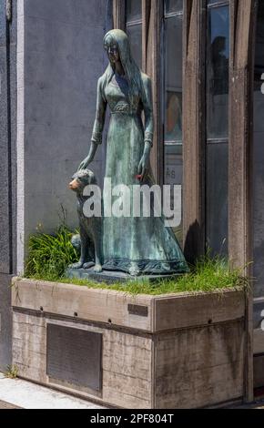 Buenos Aires, Argentinien - 6. Februar 2023: Berühmtes Grab von Liliana Crociati de Szaszak auf dem Friedhof La Recoleta Stockfoto