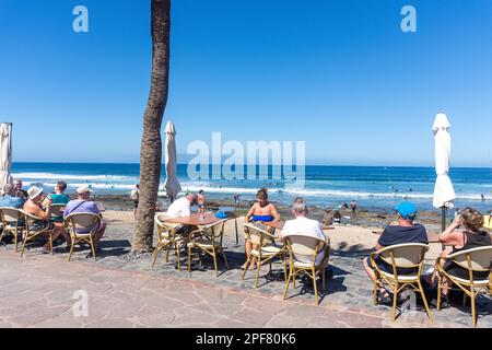 Restauranttische an der Strandpromenade, Calle Francisco Andrade Fumero, Playa de las Américas, Teneriffa, Kanarische Inseln, Königreich Spanien Stockfoto