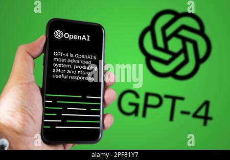 San Francisco US, März 2022: Hand hält ein Telefon mit der OpenAI GPT-4-Website auf dem Bildschirm. Grüner Hintergrund mit verschwommenem Logo. OpenAI ist nicht-PR Stockfoto