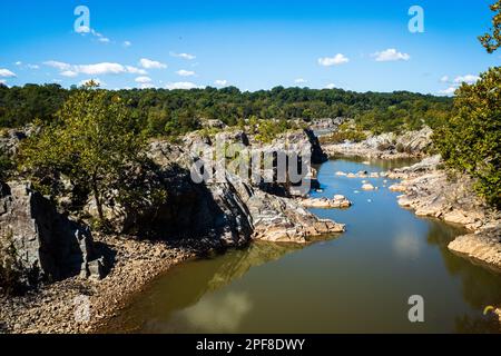 In Maryland, USA, erlebt ihr die Ruhe des Potomac River in der Nähe der Great Falls. Dieser ruhige und friedliche Abschnitt des Flusses bietet eine perfekte Esca Stockfoto