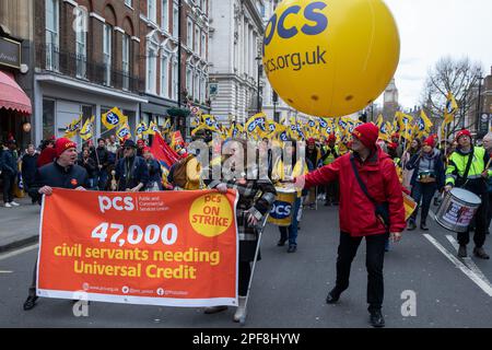 London, Großbritannien. 15. März 2023. Mark Serwotka (l), Generalsekretär, und Fran Heathcote (r), Präsident, halten während des streiks am Haushaltstag ein Banner von Mitgliedern der Public and Commercial Services Union (PCS) aus dem öffentlichen Dienst und dem öffentlichen Sektor. 100.000 MITGLIEDER DES PCS sollten sich an dem Streik beteiligen, der von DER NATIONALREGIERUNG DES PCS als Reaktion auf die mangelnde Bewegung der Regierung in Bezug auf die Forderungen der Gewerkschaft nach Gehältern, Renten und Arbeitsplatzsicherheit vereinbart wurde. Kredit: Mark Kerrison/Alamy Live News Stockfoto