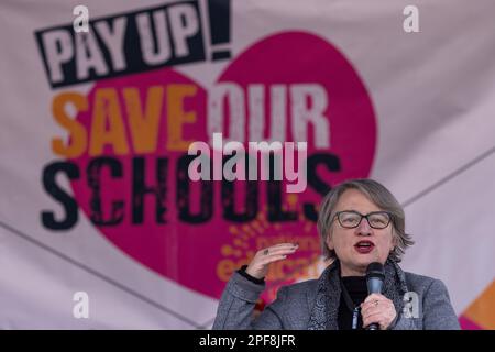 London, Großbritannien. 15. März 2023. Natalie Bennett, Baroness Bennett von Manor Castle, von der Grünen Partei, spricht bei einer Streikkkundgebung am Trafalgar Square an Lehrer, die Mitglieder der Nationalen Bildungsunion (NEU) sind. Lehrkräfte in Tausenden von Schulen in ganz England fordern eine Lohnerhöhung über der Inflationsrate und zusätzliche Mittel, um sicherzustellen, dass Lohnerhöhungen nicht aus den bestehenden Budgets genommen werden. Kredit: Mark Kerrison/Alamy Live News Stockfoto