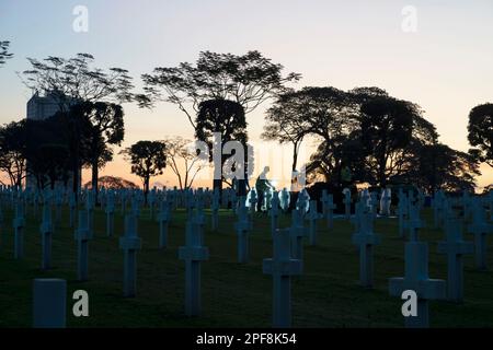 Manila, Philippinen. 6. März 2023. Mitarbeiter der American Battle Monuments Commission (ABMC) arbeiten in Zusammenarbeit mit Mitgliedern der Defense POW/MIA Accounting Agency (DPAA) an der Exhumierung eines Sarges während eines Desertements auf dem Manila American Cemetery and Memorial (MACM) in Manila, Philippinen, 6. März 2023. 22 der von der Destillation geborgenen Personen sind Teil des Projekts "Enoura Marchu", das drei Kriegsgefangenenschiffe umfasst, die während des Zweiten Weltkriegs von den japanischen Streitkräften eingesetzt wurden, die als Höllenschiffe bekannt sind, und mehr als 400 unidentifizierte Überreste. (Kreditbild: © U. Stockfoto