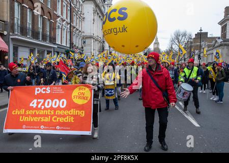 London, Großbritannien. 15. März 2023. Mark Serwotka (l), Generalsekretär, und Fran Heathcote (r), Präsident, halten während des streiks am Haushaltstag ein Banner von Mitgliedern der Public and Commercial Services Union (PCS) aus dem öffentlichen Dienst und dem öffentlichen Sektor. 100.000 MITGLIEDER DES PCS sollten sich an dem Streik beteiligen, der von DER NATIONALREGIERUNG DES PCS als Reaktion auf die mangelnde Bewegung der Regierung in Bezug auf die Forderungen der Gewerkschaft nach Gehältern, Renten und Arbeitsplatzsicherheit vereinbart wurde. Kredit: Mark Kerrison/Alamy Live News Stockfoto