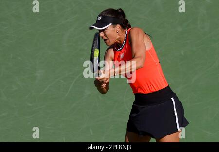 16. März 2023 Sorana Cirstea von Rumänien gibt während der 2023 BNP Paribas Open im Indian Wells Tennis Garden in Indian Wells, Kalifornien, einen Schuss gegen die IGA Swiatek von Polen zurück. Erforderlicher Bildnachweis: Charles Baus/CSM Stockfoto