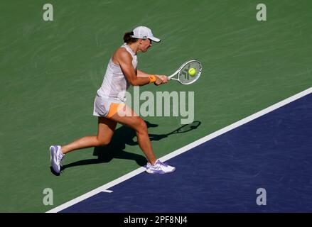 16. März 2023 IGA Swiatek aus Polen gibt während der 2023 BNP Paribas Open im Indian Wells Tennis Garden in Indian Wells, Kalifornien, einen Schuss gegen Sorana Cirstea aus Rumänien zurück. Erforderlicher Bildnachweis: Charles Baus/CSM Stockfoto