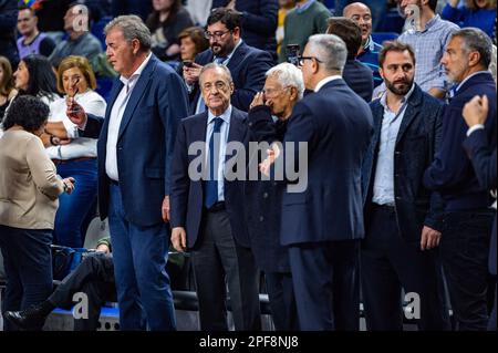 Florentino Perez, Eigentümer von Real Madrid, und Giorgio Armani, Eigentümer von EA7 Emporio Armani Olimpia Milano, vor dem Basketballspiel zwischen Real Madrid und EA7 Emporio Armani Olimpia Milano, gültig für den Spieltag 29 der Euroleague, gespielt im Wizink Center in Madrid am Donnerstag, den 16. März 2023 Stockfoto