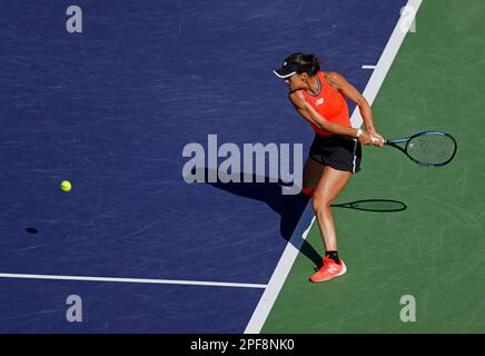 16. März 2023 Sorana Cirstea von Rumänien gibt während der 2023 BNP Paribas Open im Indian Wells Tennis Garden in Indian Wells, Kalifornien, einen Schuss gegen die IGA Swiatek von Polen zurück. Erforderlicher Bildnachweis: Charles Baus/CSM Stockfoto