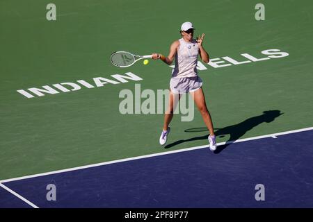 16. März 2023 IGA Swiatek aus Polen gibt während der 2023 BNP Paribas Open im Indian Wells Tennis Garden in Indian Wells, Kalifornien, einen Schuss gegen Sorana Cirstea aus Rumänien zurück. Erforderlicher Bildnachweis: Charles Baus/CSM Stockfoto