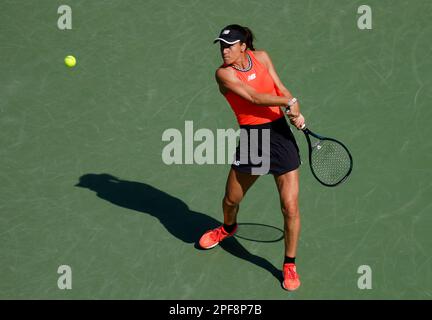 16. März 2023 Sorana Cirstea von Rumänien gibt während der 2023 BNP Paribas Open im Indian Wells Tennis Garden in Indian Wells, Kalifornien, einen Schuss gegen die IGA Swiatek von Polen zurück. Erforderlicher Bildnachweis: Charles Baus/CSM Stockfoto