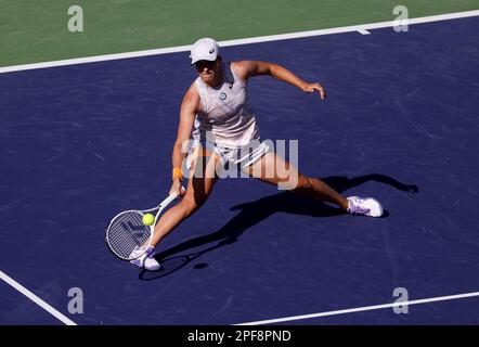 16. März 2023 IGA Swiatek aus Polen gibt während der 2023 BNP Paribas Open im Indian Wells Tennis Garden in Indian Wells, Kalifornien, einen Schuss gegen Sorana Cirstea aus Rumänien zurück. Erforderlicher Bildnachweis: Charles Baus/CSM Stockfoto