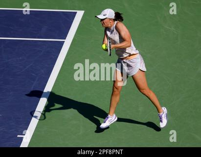 16. März 2023 IGA Swiatek aus Polen gibt während der 2023 BNP Paribas Open im Indian Wells Tennis Garden in Indian Wells, Kalifornien, einen Schuss gegen Sorana Cirstea aus Rumänien zurück. Erforderlicher Bildnachweis: Charles Baus/CSM Stockfoto