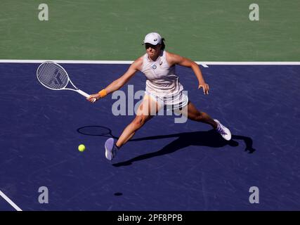 16. März 2023 IGA Swiatek aus Polen gibt während der 2023 BNP Paribas Open im Indian Wells Tennis Garden in Indian Wells, Kalifornien, einen Schuss gegen Sorana Cirstea aus Rumänien zurück. Erforderlicher Bildnachweis: Charles Baus/CSM Stockfoto