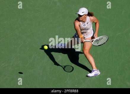 16. März 2023 IGA Swiatek aus Polen gibt während der 2023 BNP Paribas Open im Indian Wells Tennis Garden in Indian Wells, Kalifornien, einen Schuss gegen Sorana Cirstea aus Rumänien zurück. Erforderlicher Bildnachweis: Charles Baus/CSM Stockfoto