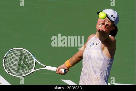 16. März 2023 IGA Swiatek von Polen dient gegen Sorana Cirstea von Rumänien während der 2023 BNP Paribas Open im Indian Wells Tennis Garden in Indian Wells, Kalifornien. Erforderlicher Bildnachweis: Charles Baus/CSM Stockfoto