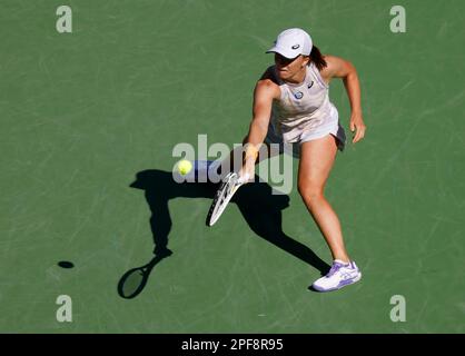 16. März 2023 IGA Swiatek aus Polen gibt während der 2023 BNP Paribas Open im Indian Wells Tennis Garden in Indian Wells, Kalifornien, einen Schuss gegen Sorana Cirstea aus Rumänien zurück. Erforderlicher Bildnachweis: Charles Baus/CSM Stockfoto