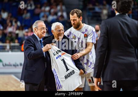 Florentino Perez, Eigentümer von Real Madrid, Und Giorgio Armani, Eigentümer von EA7 Emporio Armani Olimpia Milano, mit Sergio Rodriguez (Real Madrid) vor dem Basketballspiel zwischen Real Madrid und EA7 Emporio Armani Olimpia Milano, gültig für den Spieltag 29 der Euroleague, gespielt im Wizink Center in Madrid am Donnerstag, den 16. März 2023 Stockfoto