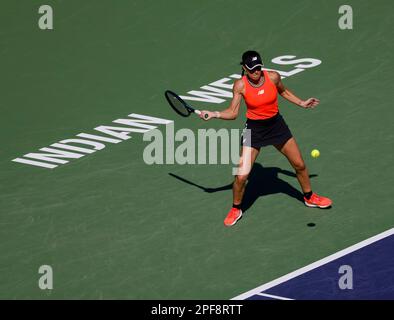 16. März 2023 Sorana Cirstea von Rumänien gibt während der 2023 BNP Paribas Open im Indian Wells Tennis Garden in Indian Wells, Kalifornien, einen Schuss gegen die IGA Swiatek von Polen zurück. Erforderlicher Bildnachweis: Charles Baus/CSM Stockfoto