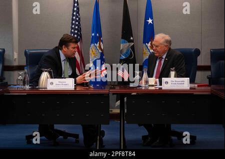 Arlington, Virginia, USA. 8. Februar 2023. James Heappey, Minister für die Streitkräfte des Vereinigten Königreichs, und Frank Kendall, Air Force-Minister, teilen ihre Ideen während eines Treffens im Pentagon in Arlington, Virginia, am 8. Februar 2023. Während des bilateralen Austauschs erörterten die Staats- und Regierungschefs die Stärkung der Zusammenarbeit zwischen den USA und Großbritannien bei einer Reihe gemeinsamer Prioritäten für Luft- und Raumstreitkräfte. (Foto von Staff Sgt. Nick z. Erwin) Guthaben: USA Air Force/ZUMA Press Wire Service/ZUMAPRESS.com/Alamy Live News Stockfoto