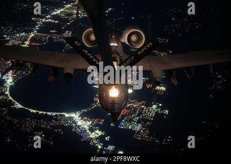 Florida, USA. 7. Februar 2023. Ein A-10C Thunderbolt II, der dem 23. Flügel zugewiesen wurde, Moody Air Force Base, Georgia, erhält Treibstoff von einem KC-135 Stratotanker, der dem 6. Air Tanken Flügel über Florida zugewiesen wurde, 7. Februar 2023. Die A-10 ist ein zweimotoriges Düsenflugzeug, das für die Luftunterstützung von Bodenkräften entwickelt wurde. (Foto: Airman 1. Class Derrick Bole) Guthaben: USA Air Force/ZUMA Press Wire Service/ZUMAPRESS.com/Alamy Live News Stockfoto