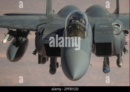 Ein US-amerikanischer 18. Februar 2023. Air Force F-15E Strike Eagle, der 389. Expeditionary Fighter Squadron zugeteilt, fliegt eine Kampfpatrouille innerhalb der USA Verantwortungsbereich des Zentralkommandos, 18. Februar 2023. Kampfflugzeuge führen routinemäßig Patrouillen innerhalb der CENTCOM AOR durch, um die Dominanz der Luftwaffe zu bekämpfen, Gegner abzuschrecken und regionale Sicherheit und Stabilität zu gewährleisten. (Foto von Tech. Sgt. Daniel Asselta) Kredit: USA Air Force/ZUMA Press Wire Service/ZUMAPRESS.com/Alamy Live News Stockfoto