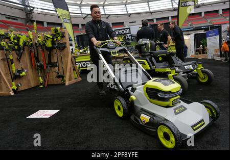 Vancouver, Kanada. 16. März 2023. Ein Hersteller von Gartengeräten stellt seine neuen Produkte am 16. März 2023 auf der BC Home and Garden Show in Vancouver, British Columbia, Kanada, vor. Die jährliche Veranstaltung, die vom 16. März bis 19. März im BC Place Stadion stattfindet, umfasst über 300 Aussteller und Experten. Kredit: Liang Sen/Xinhua/Alamy Live News Stockfoto