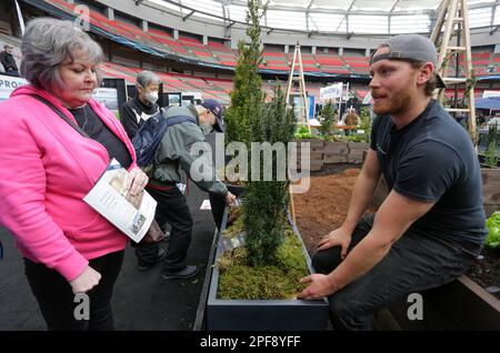 Vancouver, Kanada. 16. März 2023. Die Menschen kommunizieren auf der BC Home and Garden Show in Vancouver, British Columbia, Kanada, am 16. März 2023. Die jährliche Veranstaltung, die vom 16. März bis 19. März im BC Place Stadion stattfindet, umfasst über 300 Aussteller und Experten. Kredit: Liang Sen/Xinhua/Alamy Live News Stockfoto