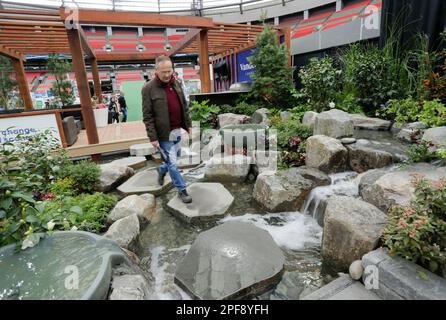 Vancouver, Kanada. 16. März 2023. Ein Mann besucht am 16. März 2023 ein Landschaftsdesign auf der BC Home and Garden Show in Vancouver, British Columbia, Kanada. Die jährliche Veranstaltung, die vom 16. März bis 19. März im BC Place Stadion stattfindet, umfasst über 300 Aussteller und Experten. Kredit: Liang Sen/Xinhua/Alamy Live News Stockfoto