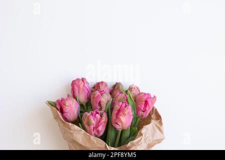 Strauß rosa Papageientulpen auf weißem Hintergrund mit Kopierbereich Stockfoto