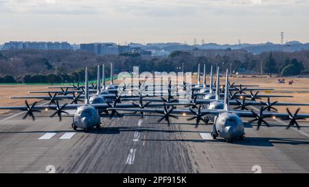 Luftwaffenstützpunkt Yokota, Tokio, Japan. 31. Januar 2023. Neun US-Dollar Air Force C-130J Super Hercules Taxi die Fluglinie entlang während des Elephant Walk Teils der Übung Airborne 23 am Yokota Air Base, Japan, 31. Januar 2023. Die Operation hat gezeigt, dass die japanischen Selbstverteidigungskräfte in der Lage sind, in großem Maßstab Flugpersonal zu beschäftigen und Vorräte einzusetzen, und dass sie den US-Streitkräften und den japanischen Streitkräften die Möglichkeit bieten, integrierte Operationen durchzuführen. (Foto von Staff Sgt. Jessica Avallone) Guthaben: USA Air Force/ZUMA Press Wire Service/ZUMAPRESS.com/Alamy Live News Stockfoto